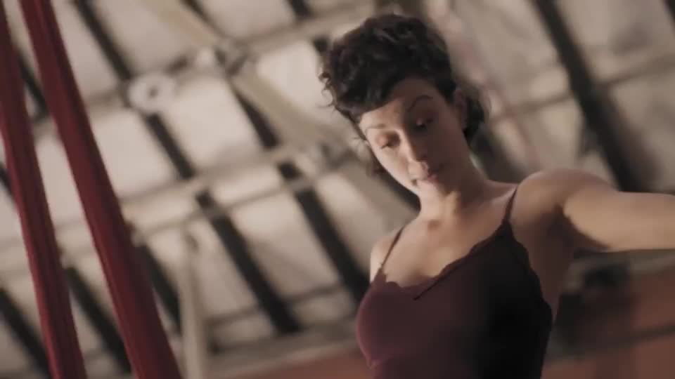 Natasha Jascalevich hot contortionist sex in brazilian series Todas as Mulheres do Mundo (2020) : video clip