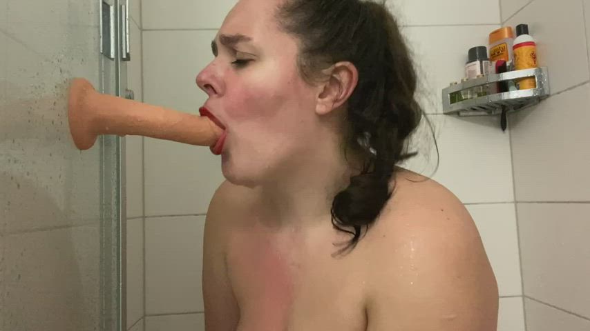 Training my throat for a good throatfuck : video clip