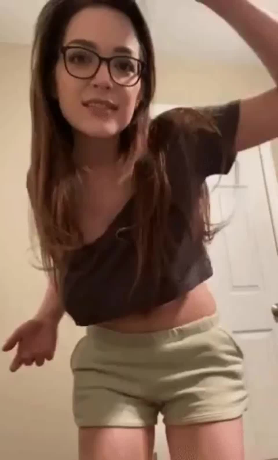 Removing her top : video clip