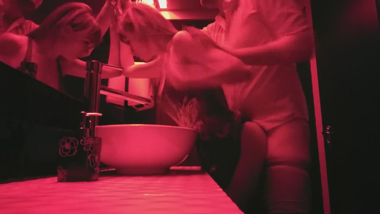 Quickie in the club bathroom : video clip