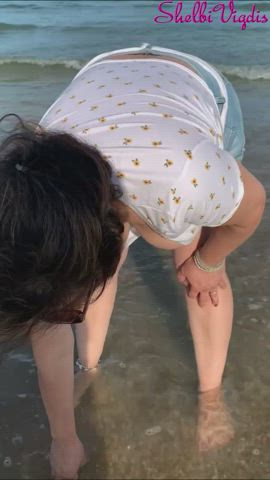 Teasing at the beach [F][GIF] : video clip