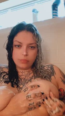 Rub a dub dub, soapy goth titties in a tub 💋🖤 : video clip