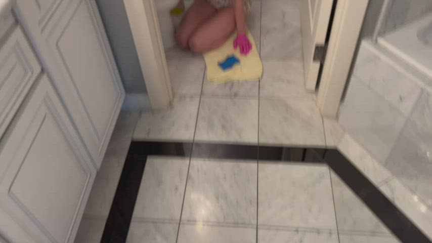Vera tries to clean toilet… gets surprise facial! : video clip