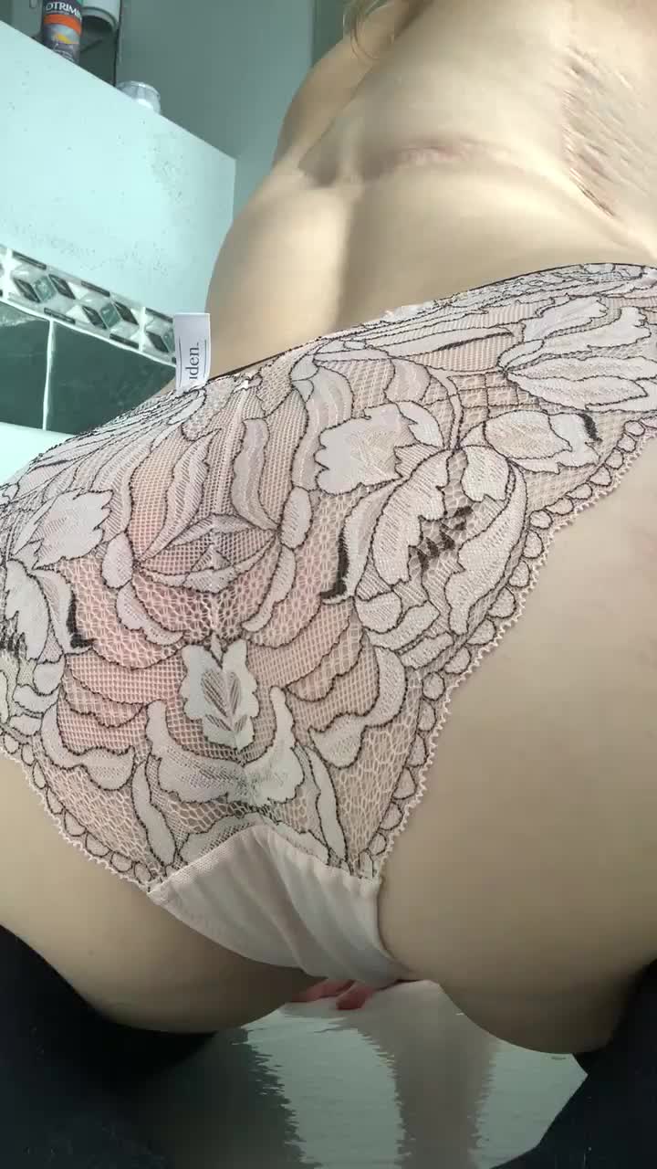 My pale booty! : video clip