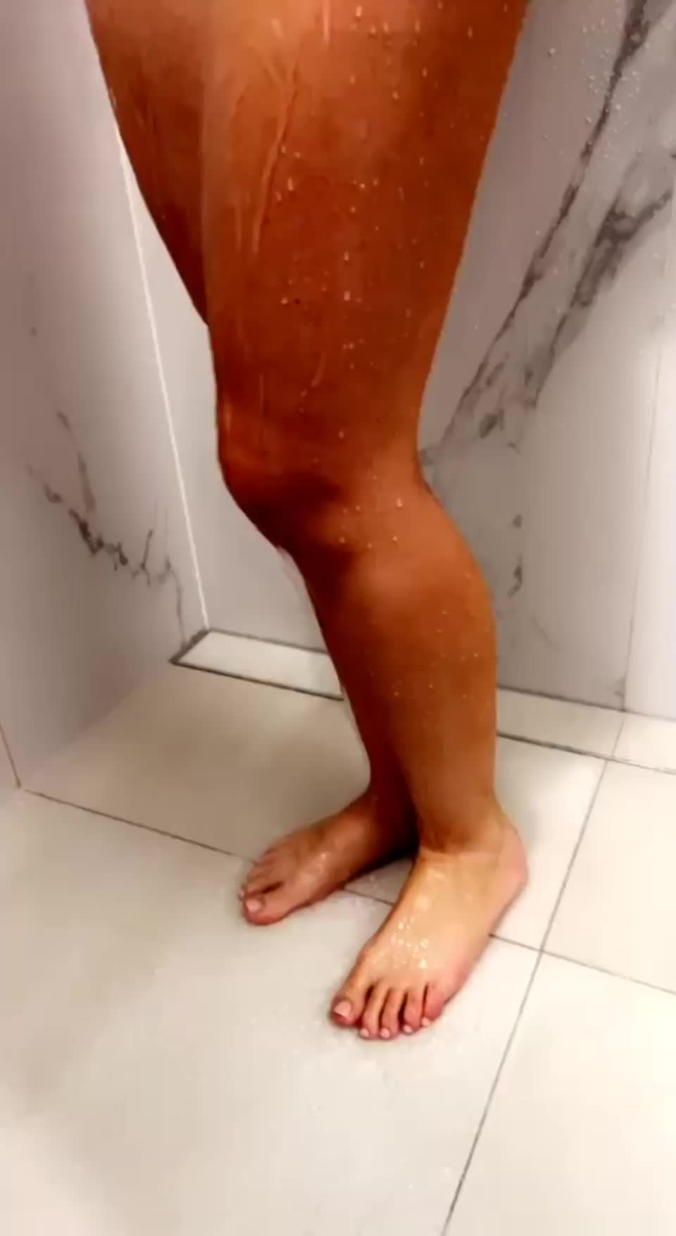 Having a nice and horny shower : video clip