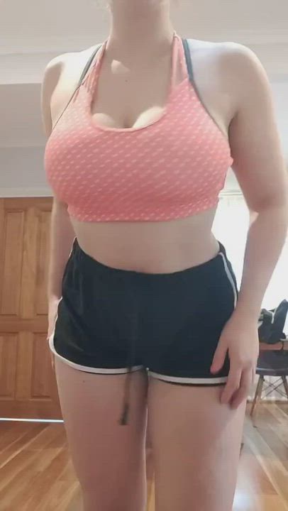 its hard to work out with these big tits bouncing about! 😉 : video clip