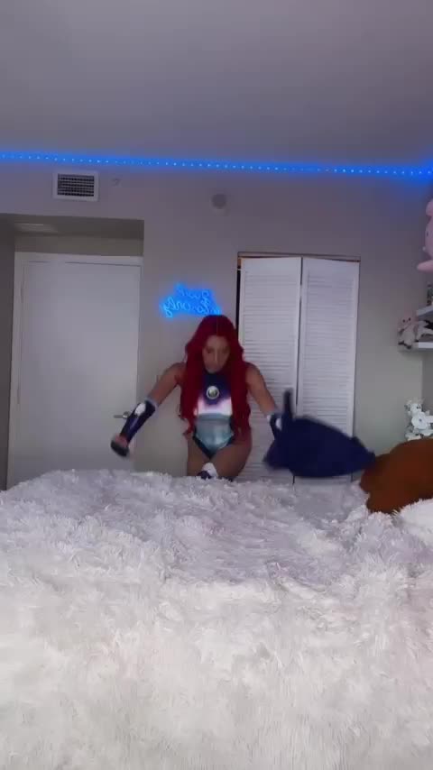 Starfire Cosplay On/Off : video clip