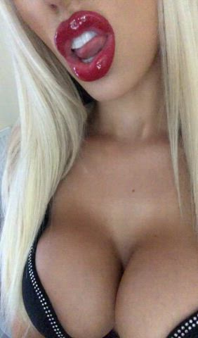 Bimbo lips and tits : video clip