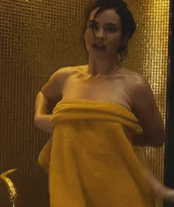 Lily James in a Shower : video clip