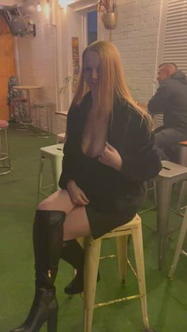 One drink in and I’m already flashing at the bar 😉 [GIF] : video clip