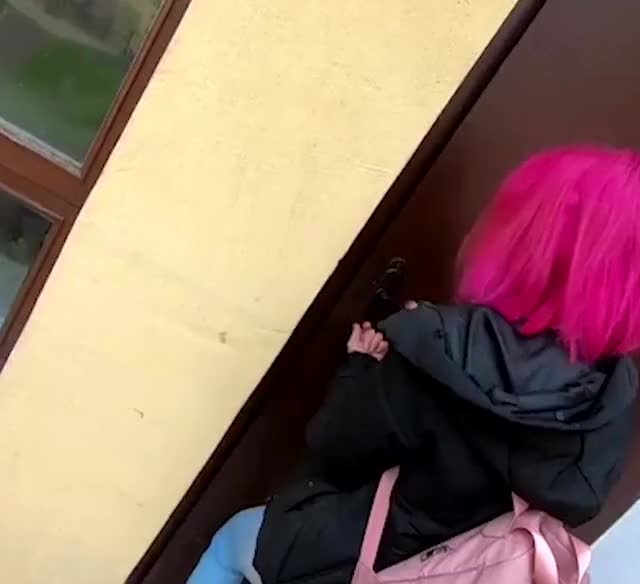 Pink hair babe : video clip