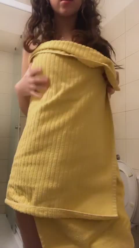 Post workout shower : video clip