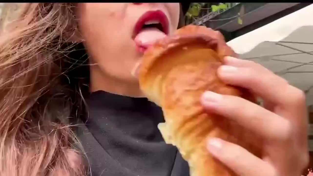 Cumwalk🥐 : video clip