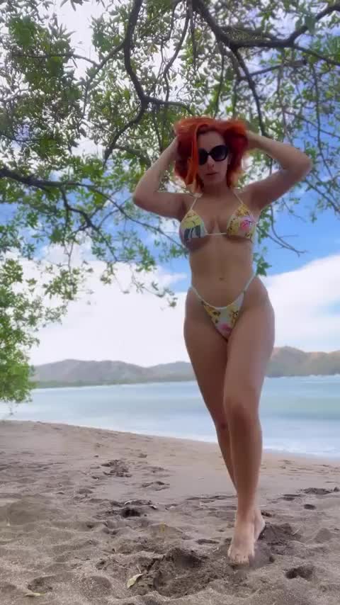 Who's cu💦ming with me in the sea : video clip