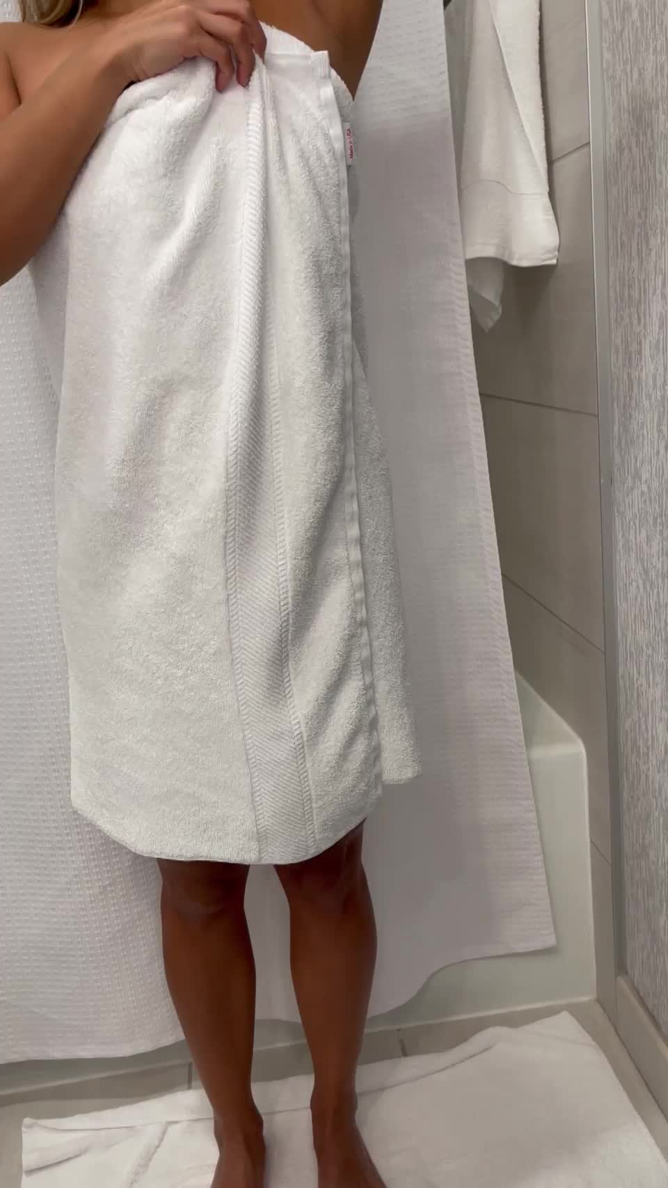 Waxed, and fresh, ready for a cum dump inside me : video clip