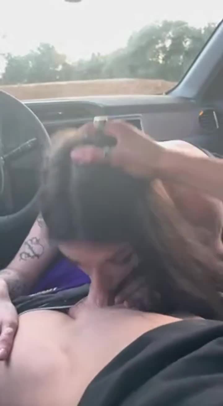 My friend's girlfriend needed a ride and to apologize for the inconvenience she sucked my dick properly💦 : video clip