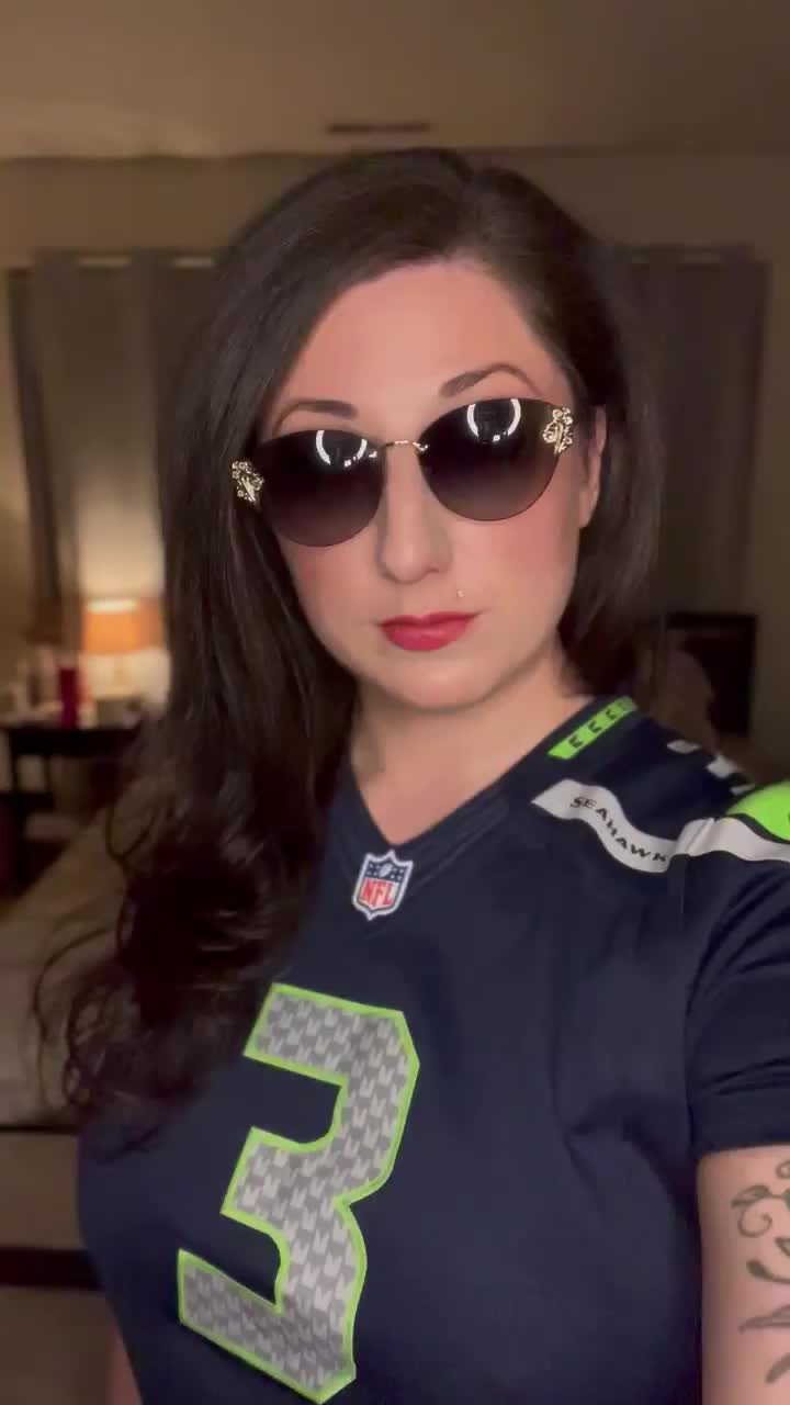 I’ll give you one try to tell me which is the best football team in the US. Answer carefully… : video clip