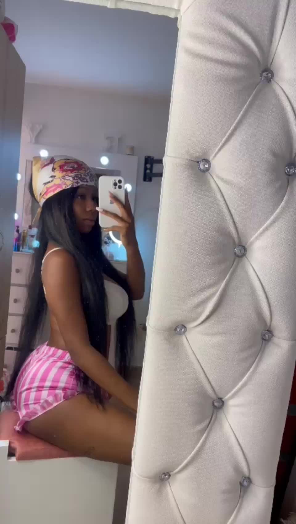 describe my 18y/o tits with one emoji! : video clip