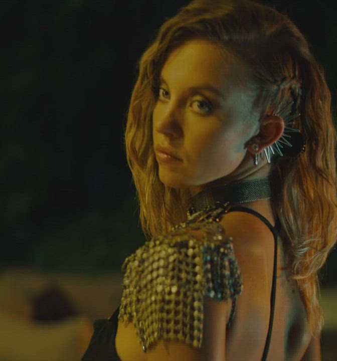Sydney Sweeney is a literal goddess 🔥 : video clip