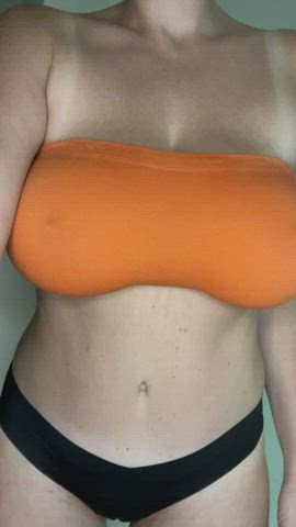 No bra day in my tube top f/33 : video clip