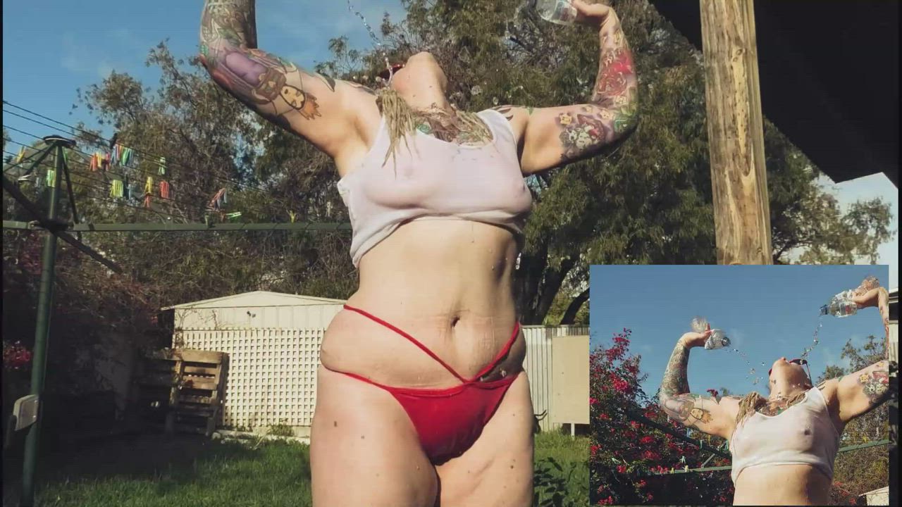 Wet slow motion bouncing tits under the Aussie sun : video clip