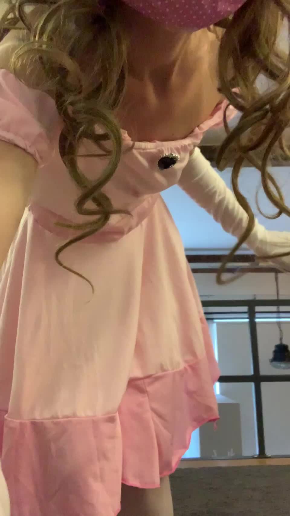 Peach showing what she has under her dress! (LittleDaisy) [Princess Peach] : video clip