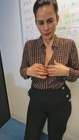 I like to show my boobs at office... [GIF] : video clip