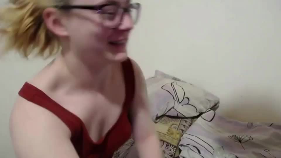 They say girls with glasses suck dick the best : video clip