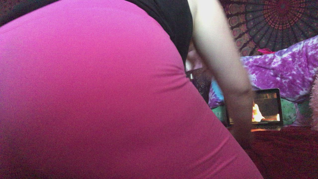 Watching Porn in my Favourite Pink Leggings : video clip