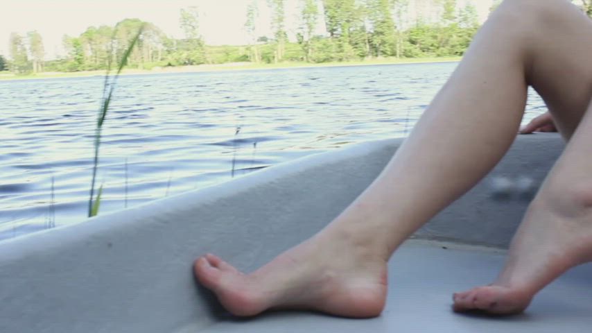 Wearing No Panties In The Boat : video clip