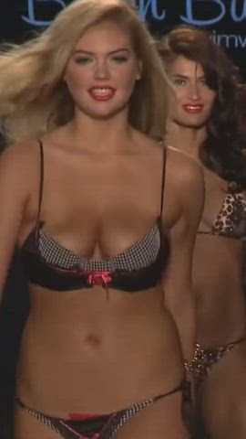 Kate Upton slow-mo bouncing on the catwalk : video clip