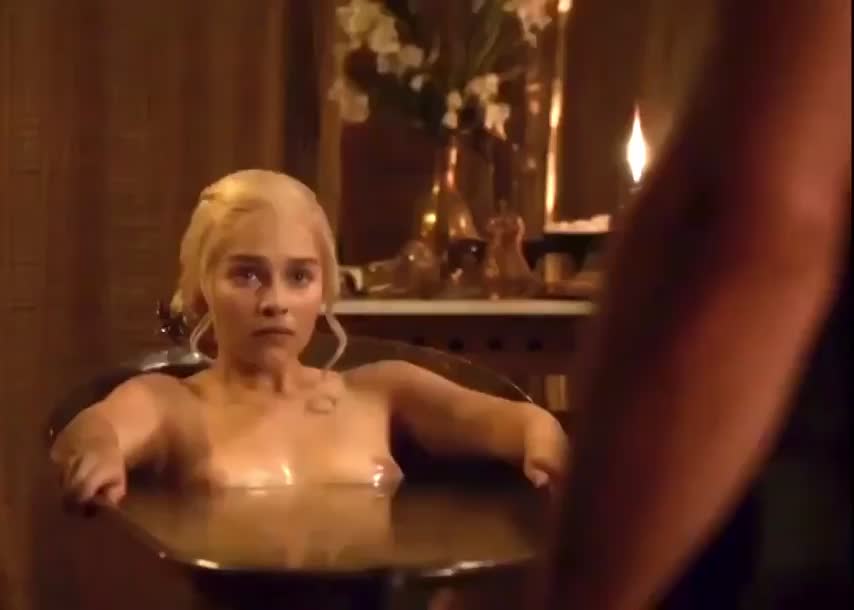Emilia Clarke’s wet tits and legendary ass jiggle : video clip