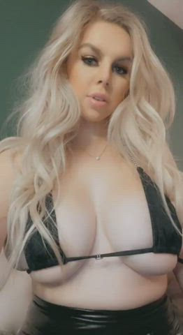 Do you like naughty moms who flash their tits? 😇 : video clip