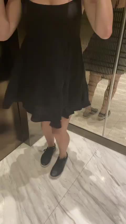 The security love me when I get in the lift! [GIF] : video clip