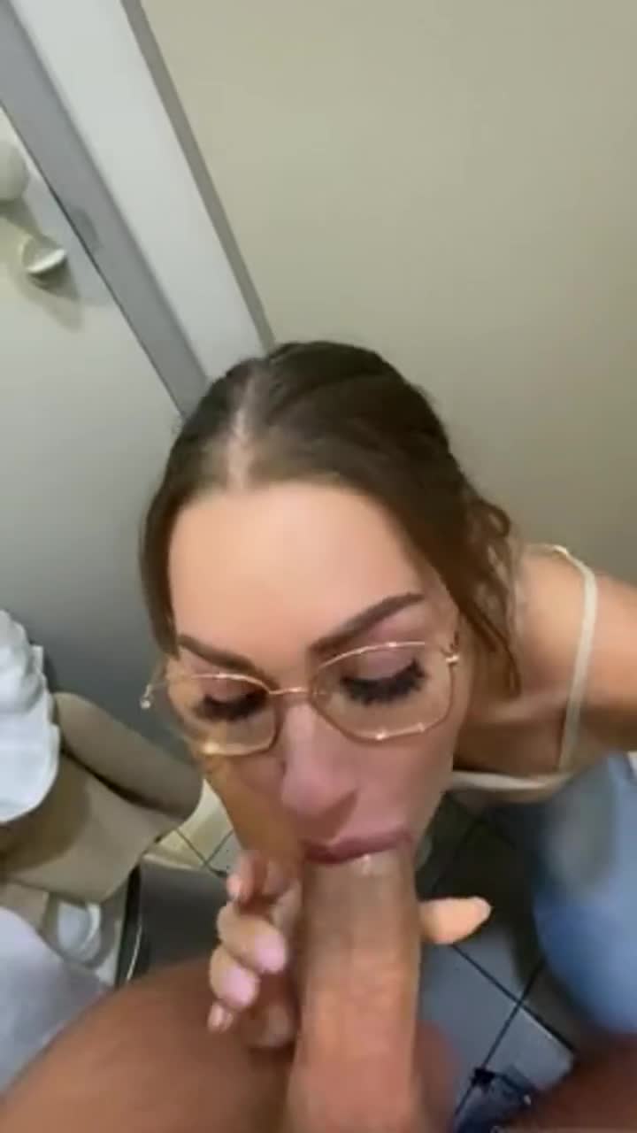 Crazy fitting room blowjob : video clip