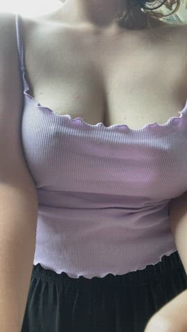 All natural tits in a tiny top : video clip