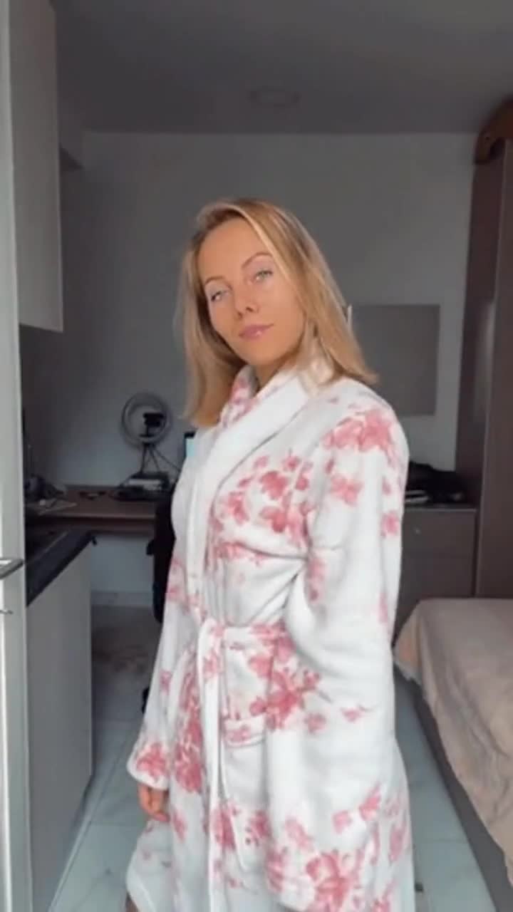 Oh... you noticed me between all those wild nudes? Hello then 😍 : video clip