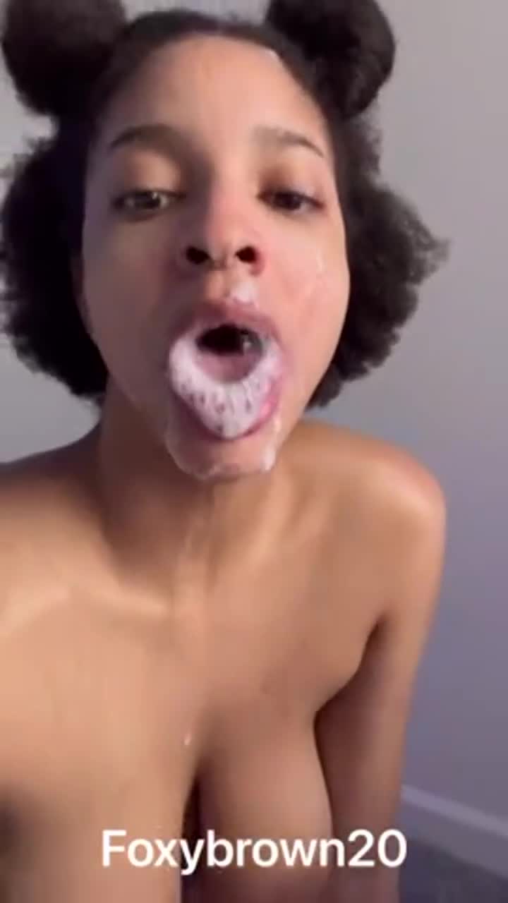 Cum gimme a kiss 😘 : video clip