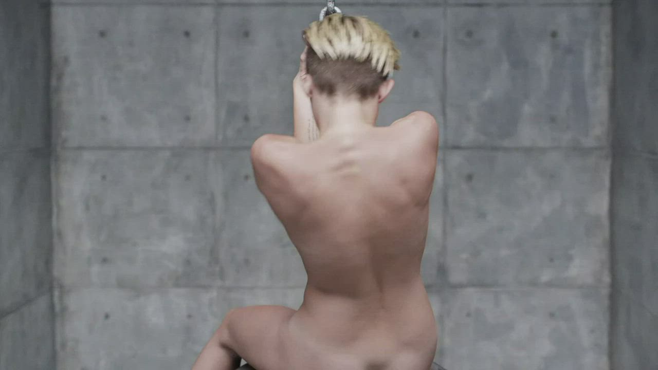 Miley Cyrus (Is this real?) : video clip