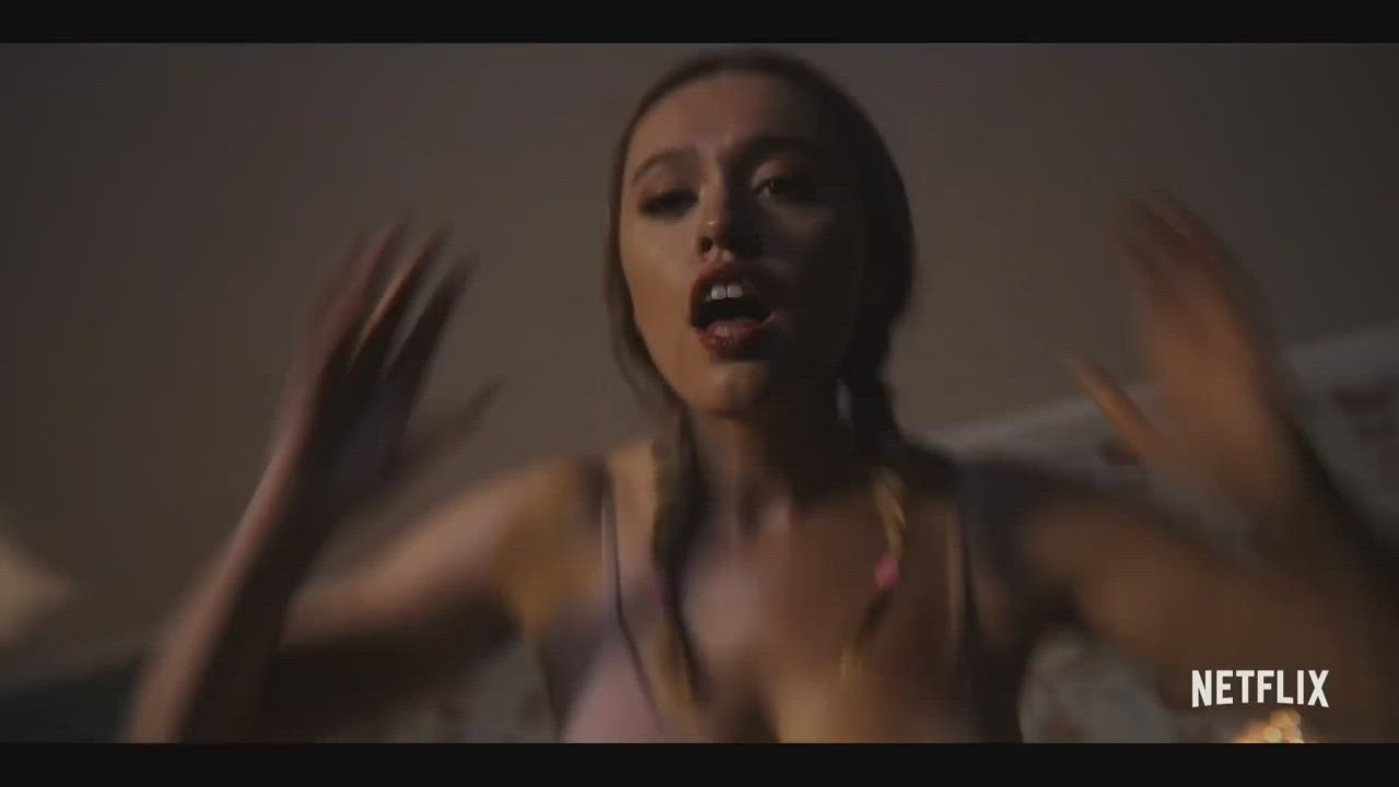 Aimee Lou Wood's bouncy tits : video clip