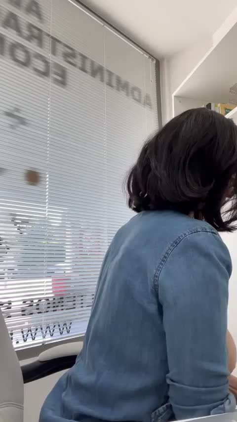 Bouncing big boobs at work : video clip