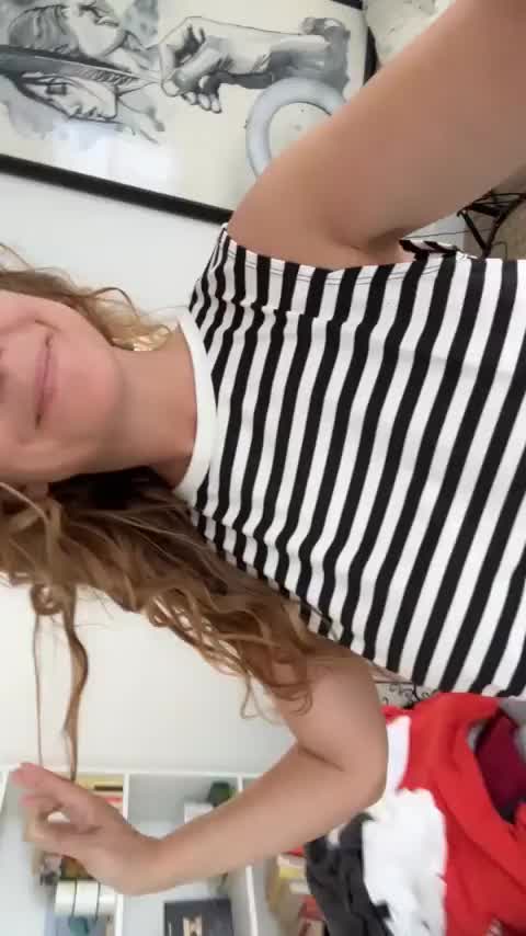 [F] 40 something, I think I’ll stay braless today : video clip