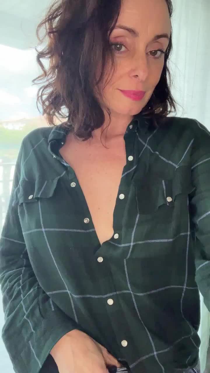 Ended up enjoying showing my boobs to my students : video clip