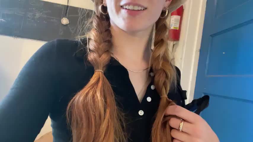 I need someone to tease my pussy while we are out together 🙈 : video clip