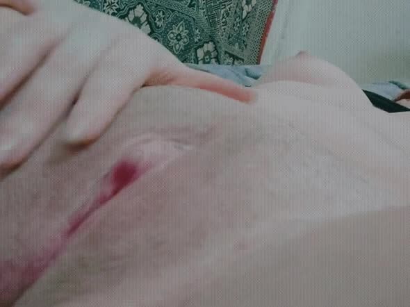 Craving for my pussy to be licked and fingered : video clip