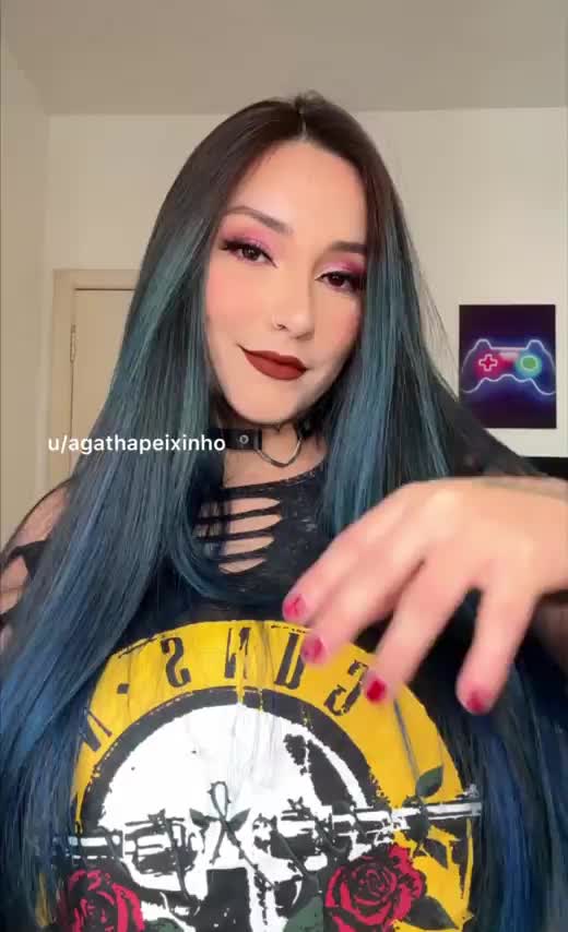 If you like big and natural breasts, this gif is for you : video clip