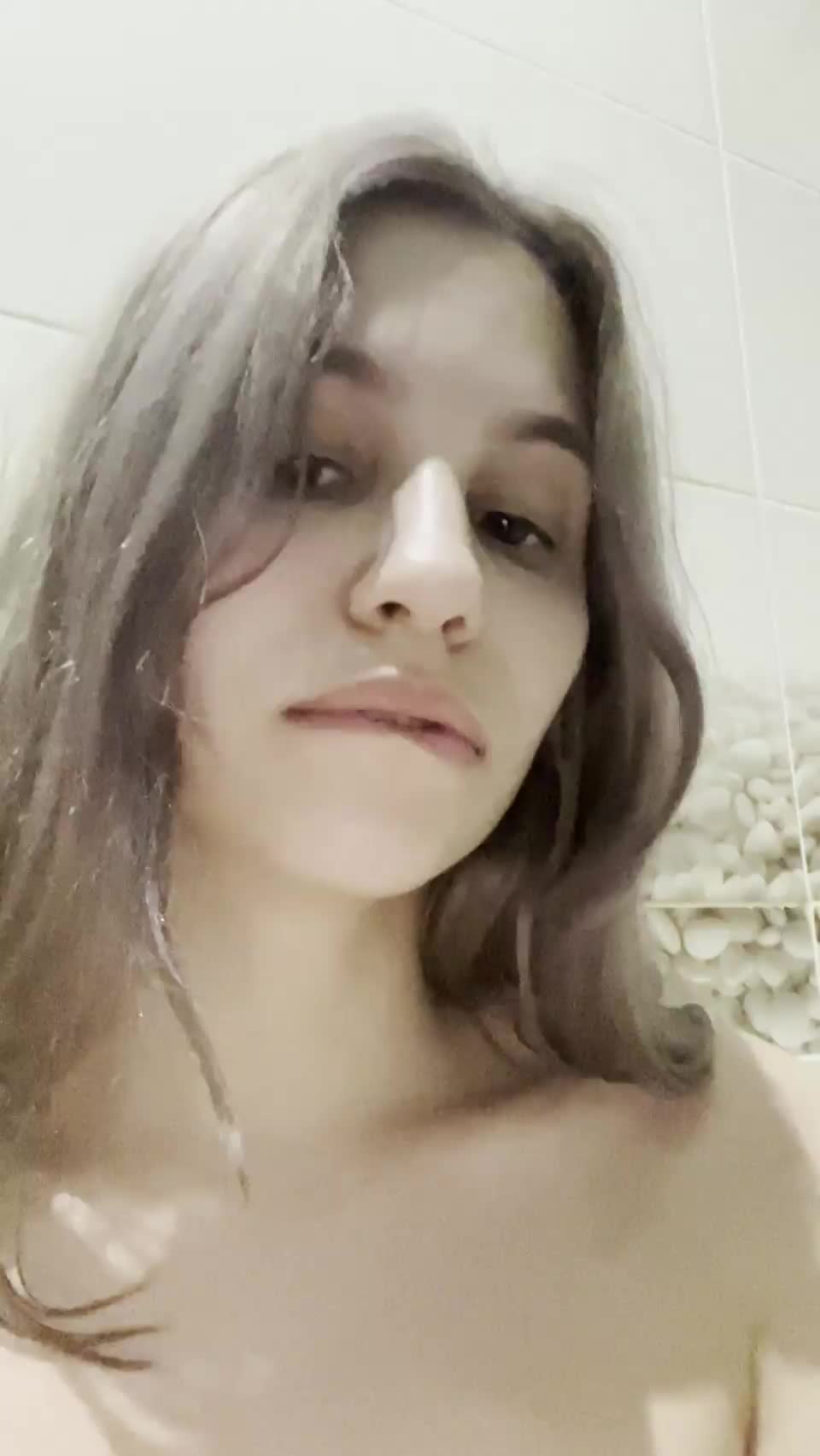 I think i have pretty huge boobs for a 18 y/o🙈 : video clip