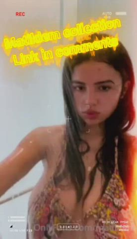Big tits in shower : video clip