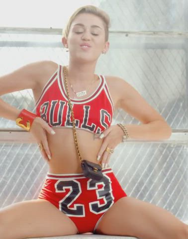 Looking for a bud who obsessed on Miley cyrus 🥵 : video clip