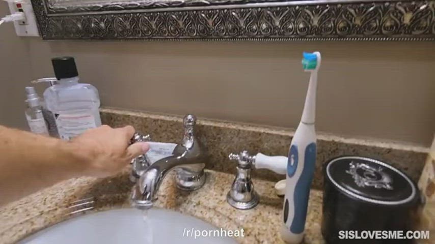 Bathroom Squabble : video clip